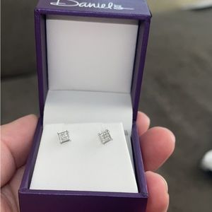 Diamond earrings/ stud